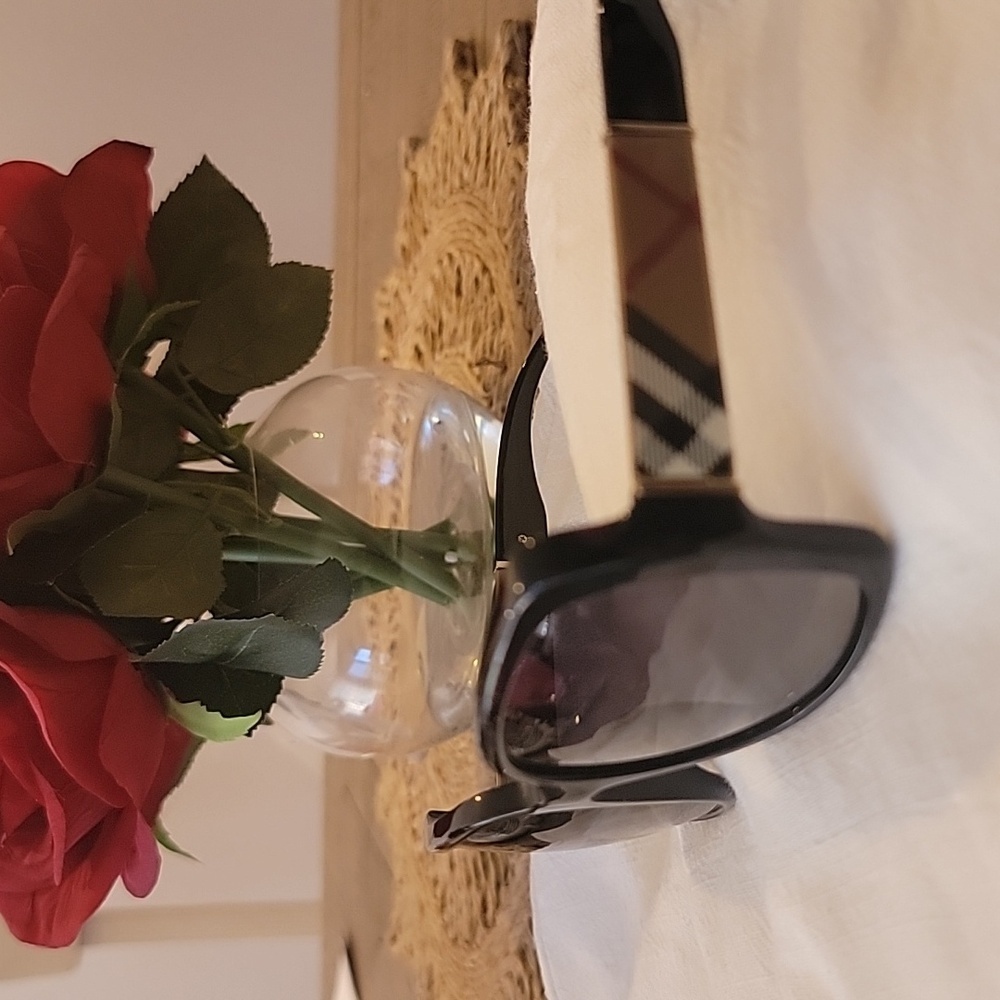 Burberry AUTHENTIC SUNGLASSES 👓